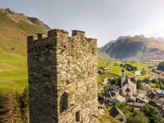 Ein Bild vom mittelalterlichen Turm in Hospental mit Aussicht über das Gebiet. Durch den Strukturimpuls konnte im Turm eine Stahltreppe eingebaut werden, sodass die Aussichtsplattform für die Öffentlichkeit begehbar wurde.